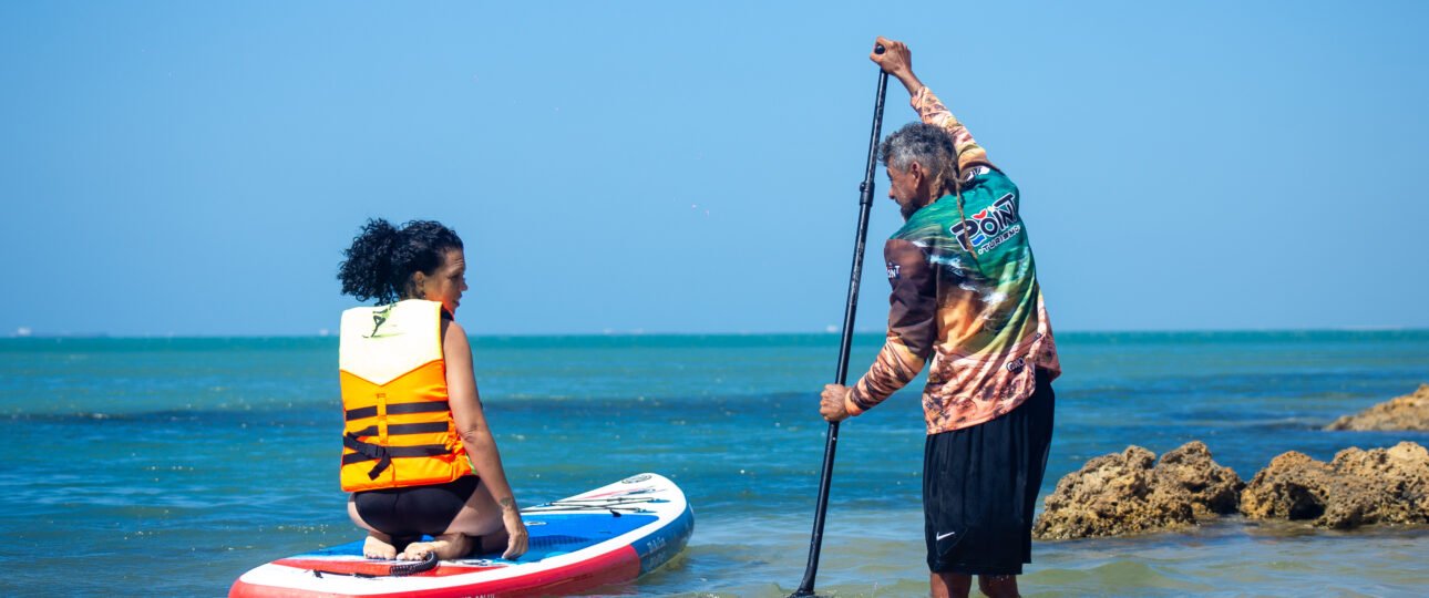 el point turismo private instructor giving paddle classes